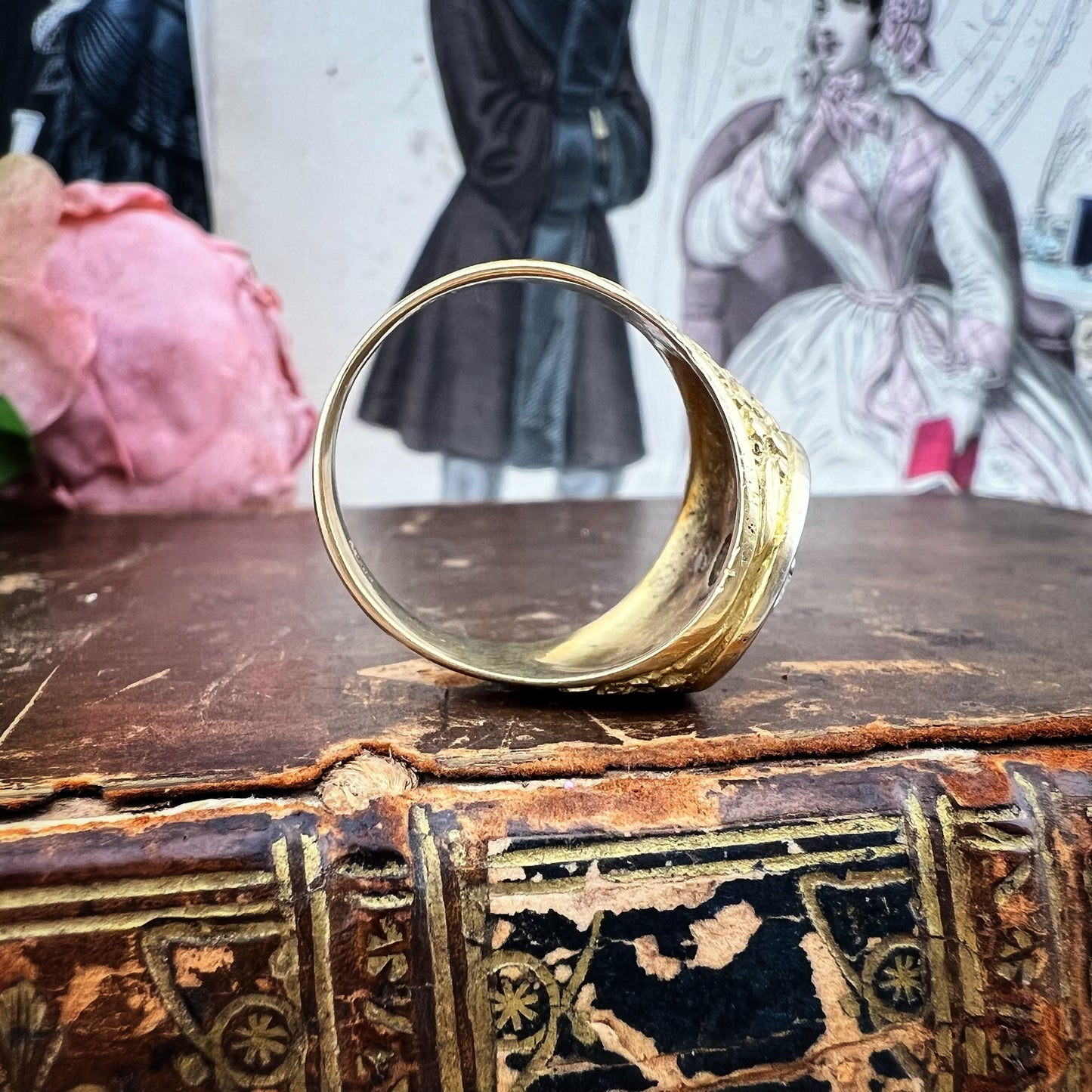 Anello chevalier araldico con diamante