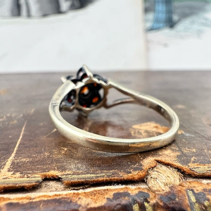 Anello vintage a margherita con granati – Birmingham, 1981