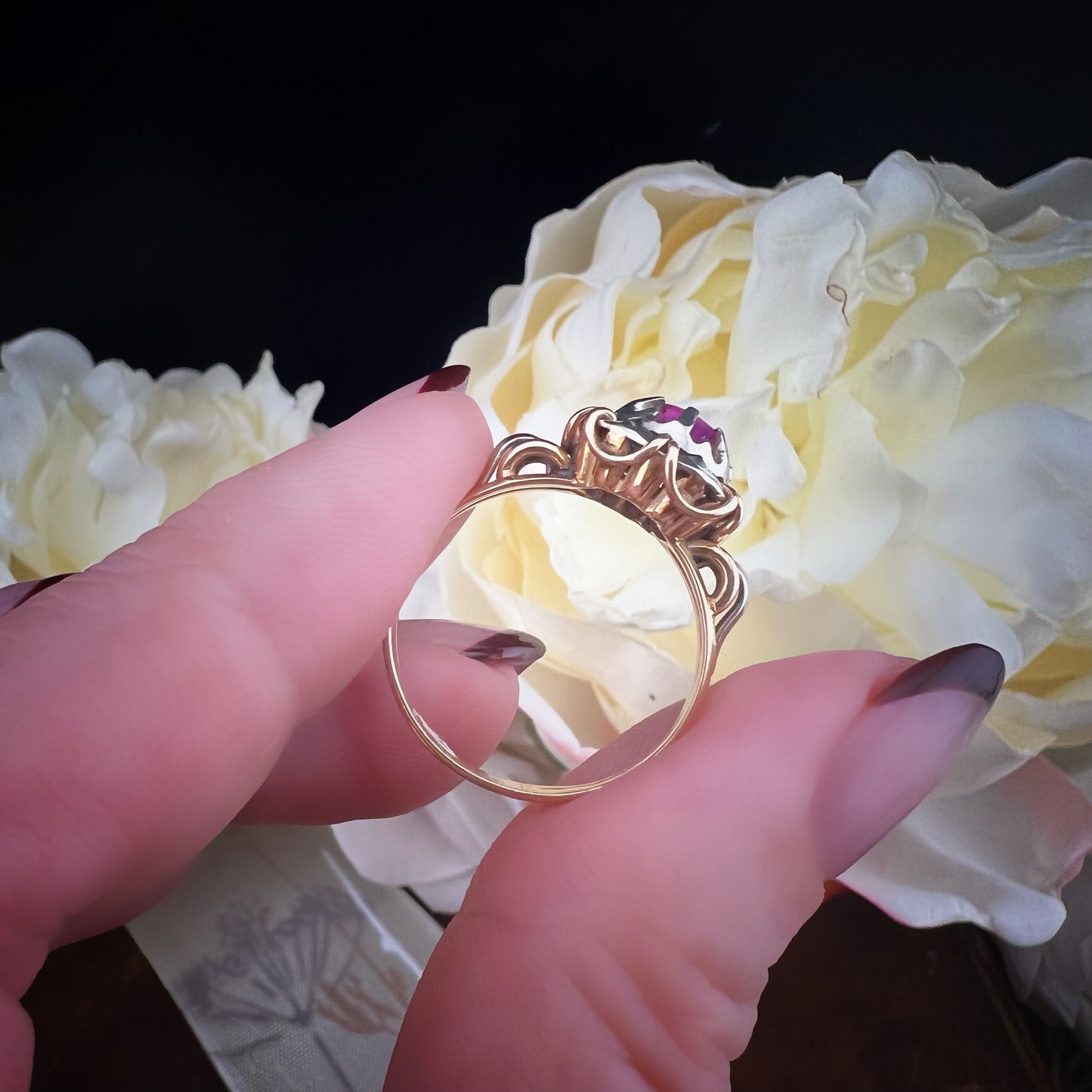 Anello in oro bianco e giallo anni ‘40 con rubino