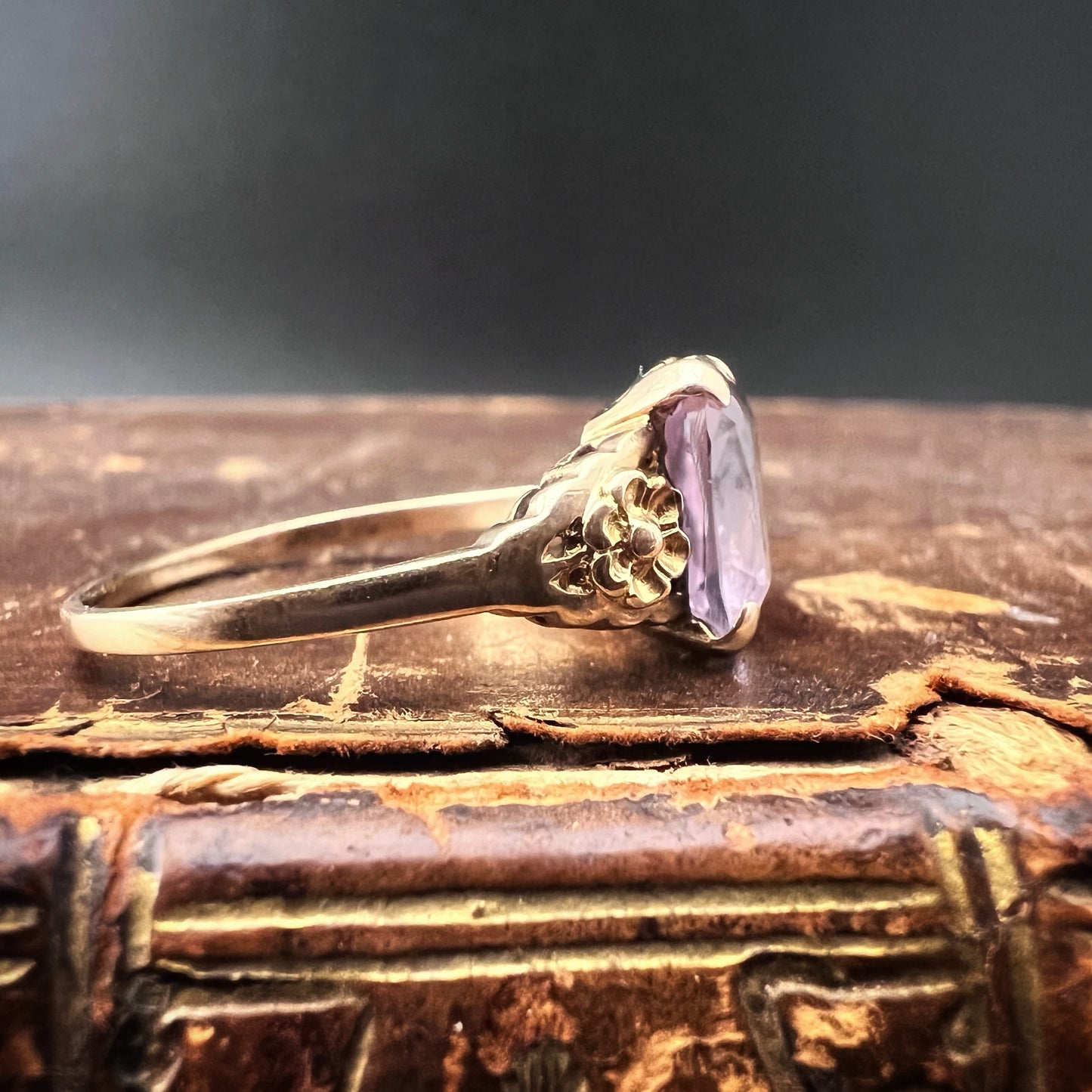 Anello in oro 9 ct. con ametista naturale a taglio smeraldo