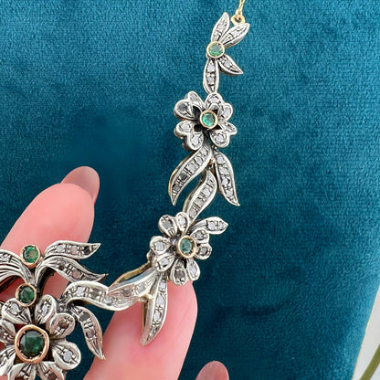 Antico collier in oro e argento con smeraldi e diamanti. Italia circa 1934-1940.