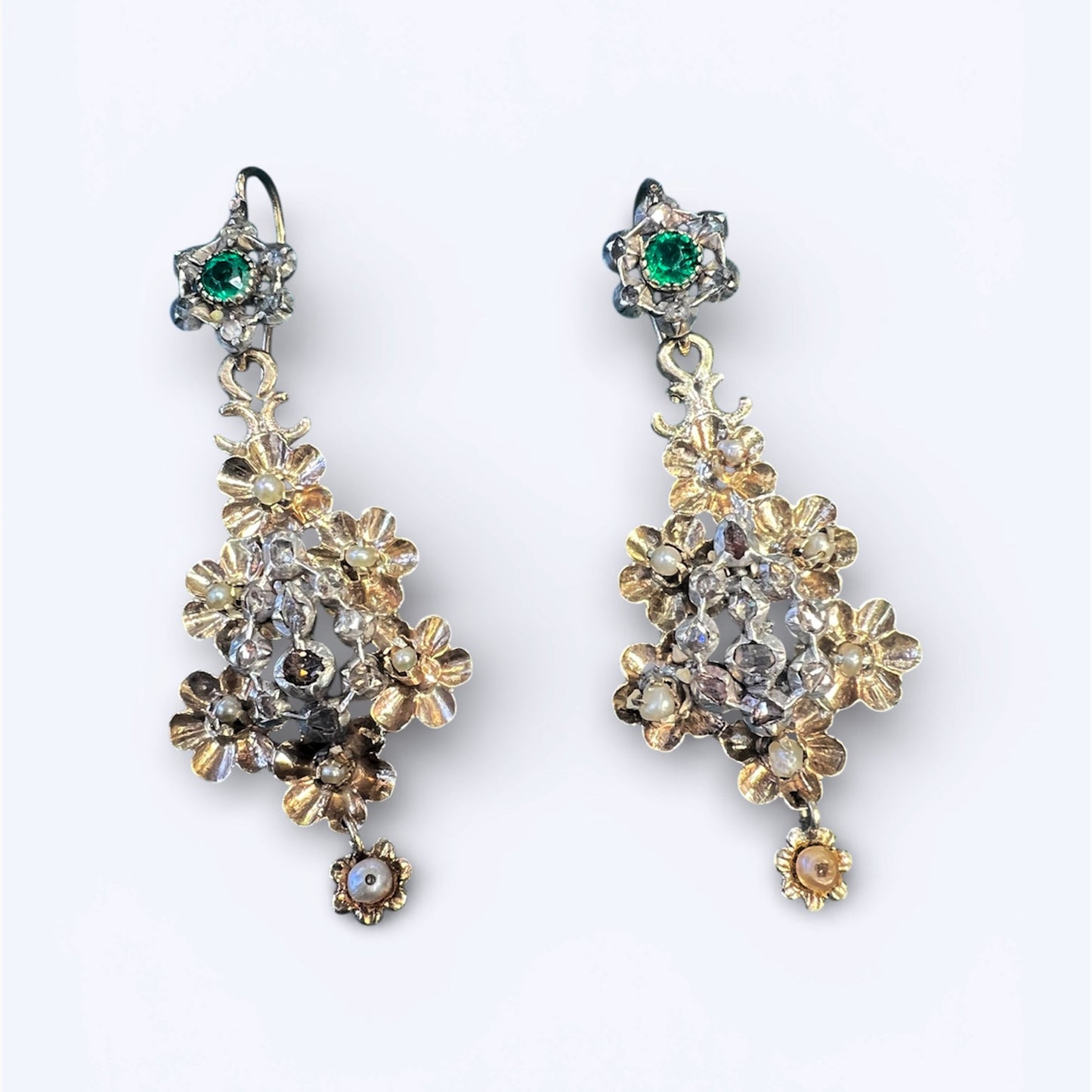 Orecchini in oro, diamanti, perline e paste vitree 1790-1830