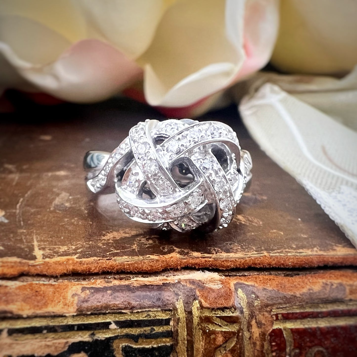 Anello Vintage Italiano “Nodo d’Amore” in Oro Bianco 18K con Diamanti