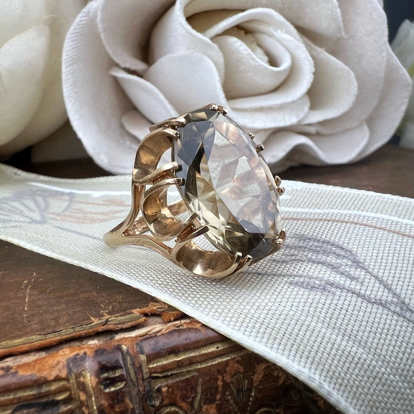 Cocktail Ring Vintage con Quarzo Grigio Caldo – Birmingham, 1975