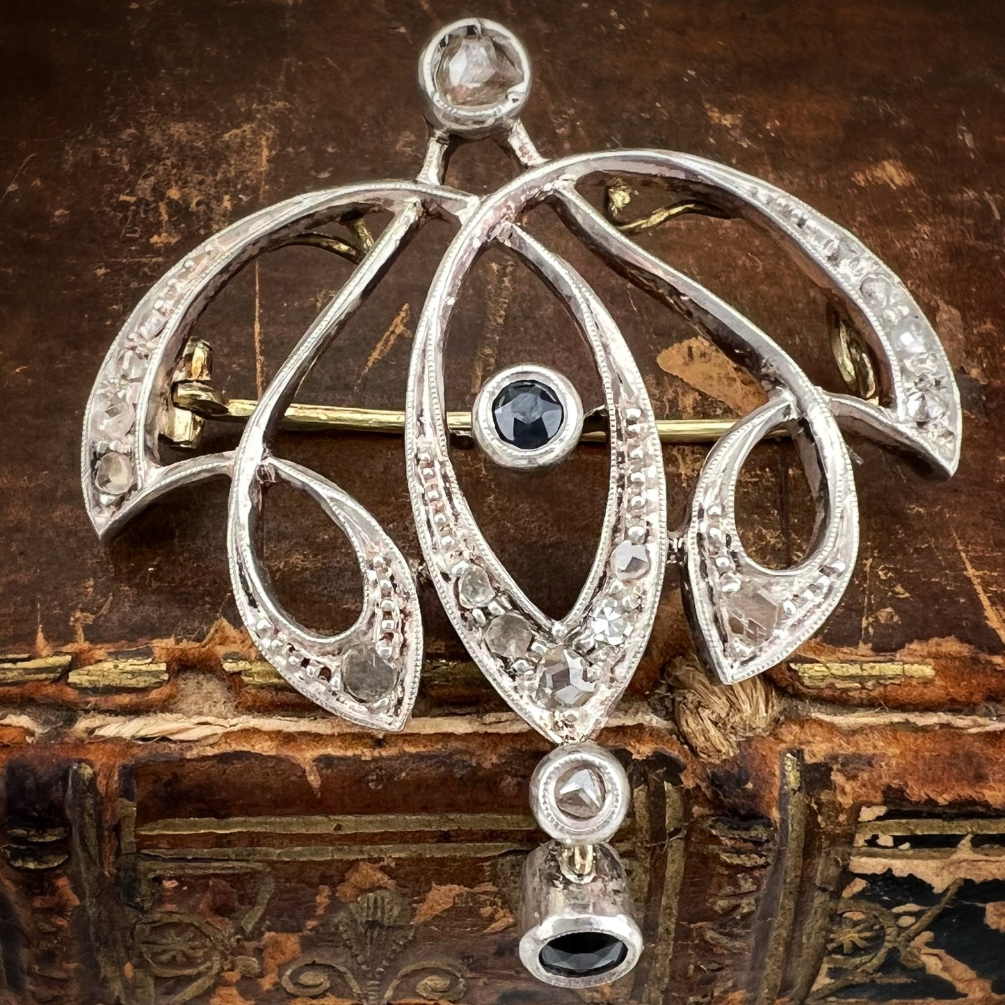 Pendente/spilla Art Nouveau in oro, argento, zaffiri, diamanti
