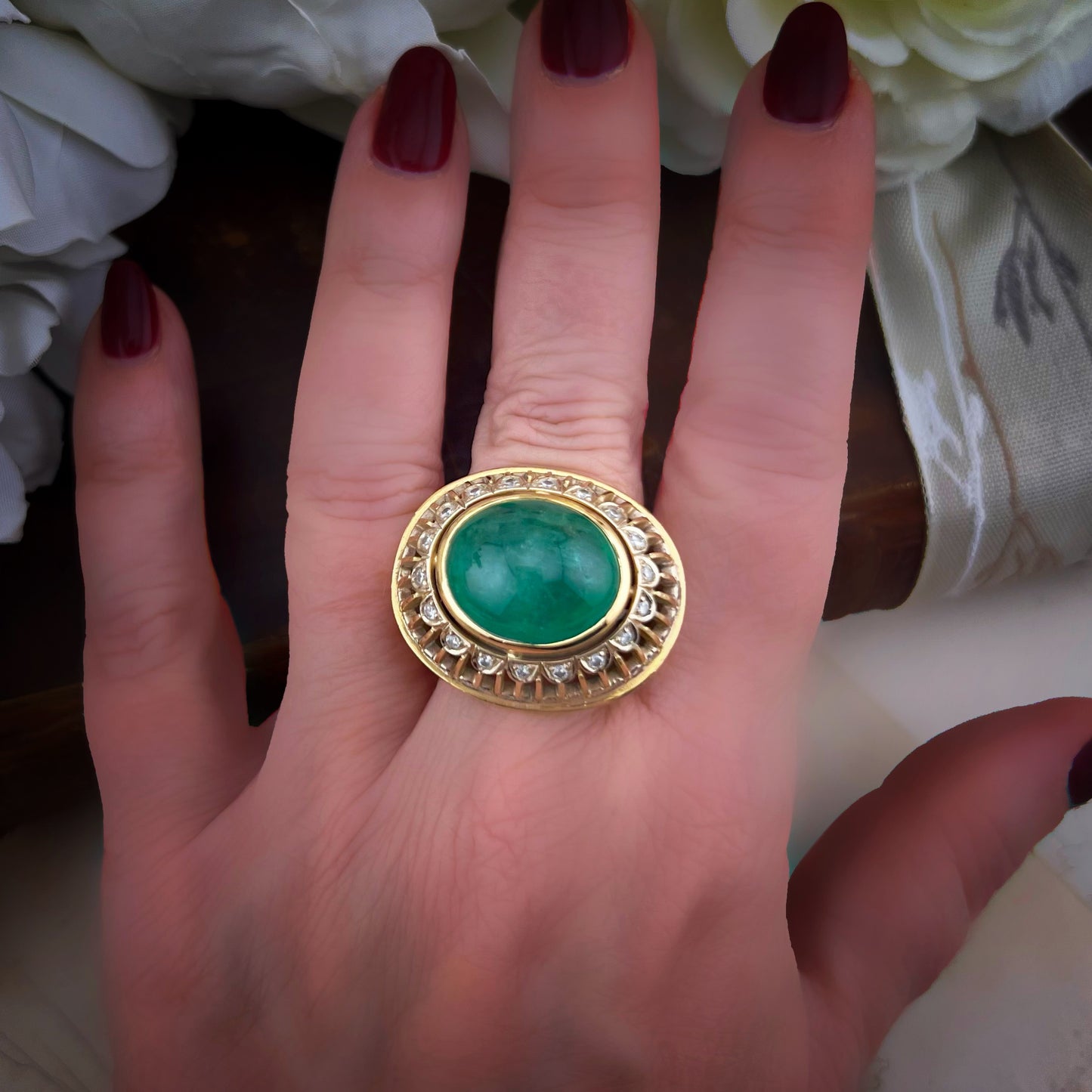 Imponente smeraldo cabochon da 20 ct su oro 18 ct e diamanti