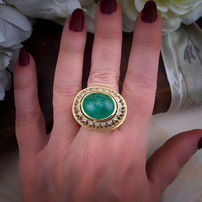 Imponente smeraldo cabochon da 20 ct su oro 18 ct e diamanti