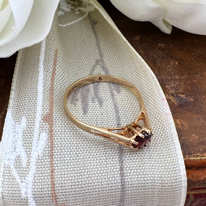 Anello vintage solitario con granato Londra 1980