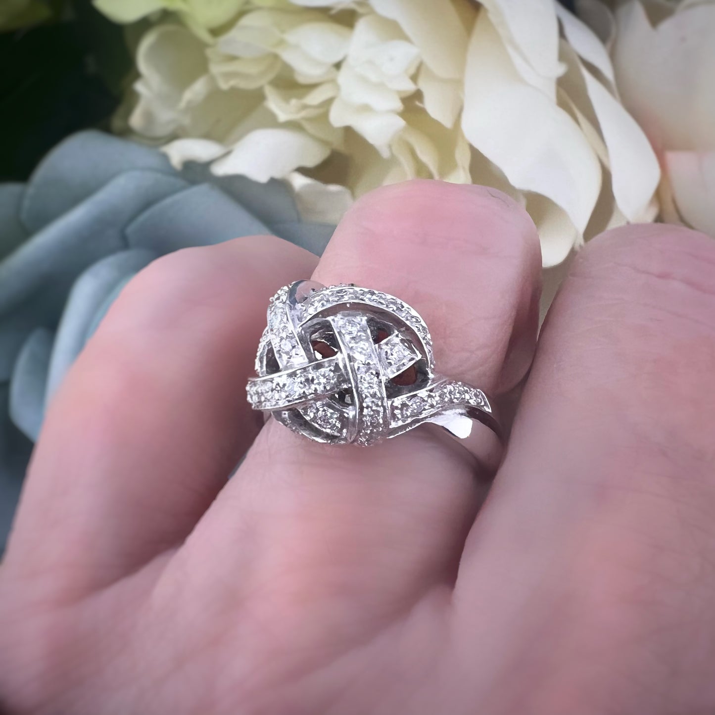 Anello Vintage Italiano “Nodo d’Amore” in Oro Bianco 18K con Diamanti