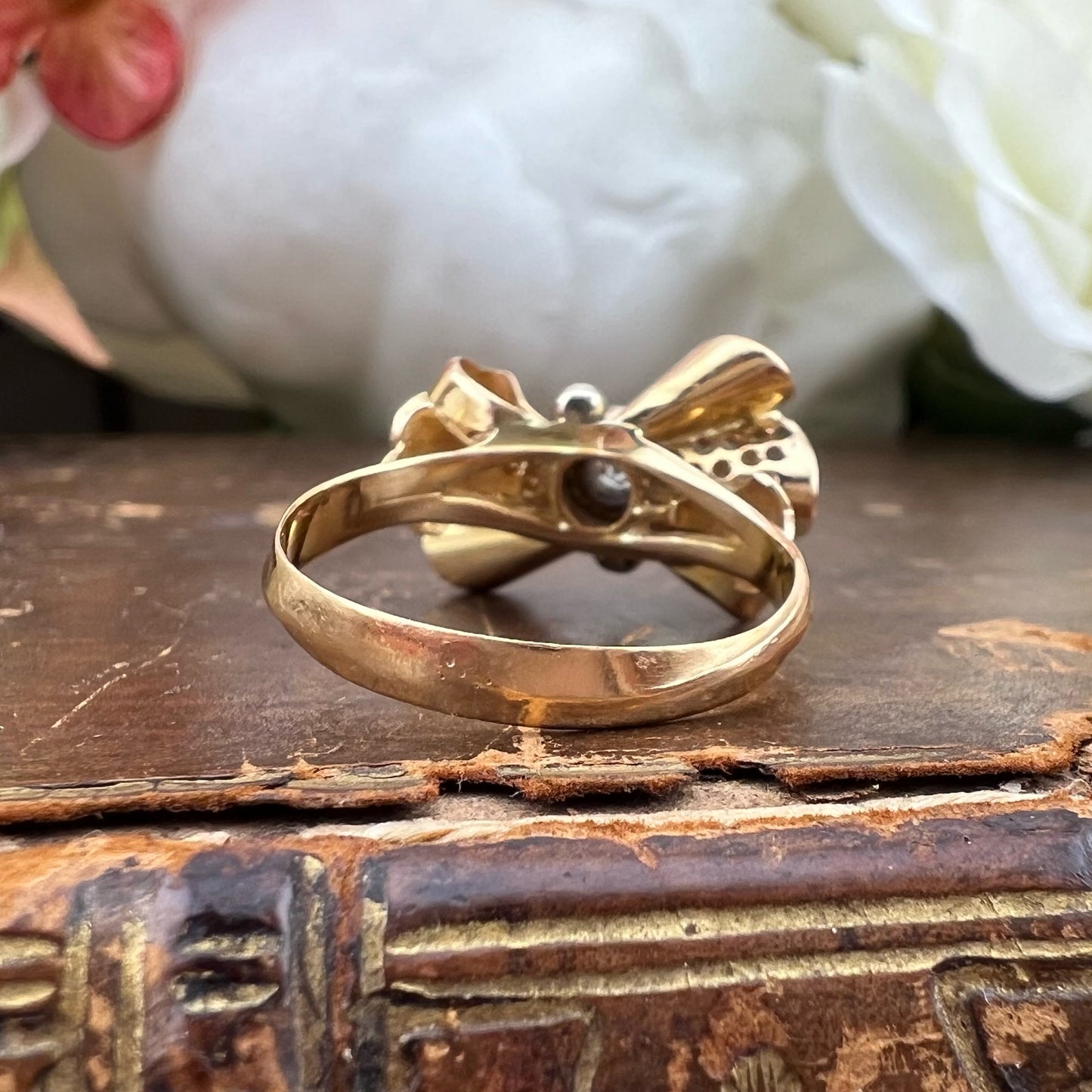 Anello a fiocco pre 1934 in oro 18k e diamante Old Mine