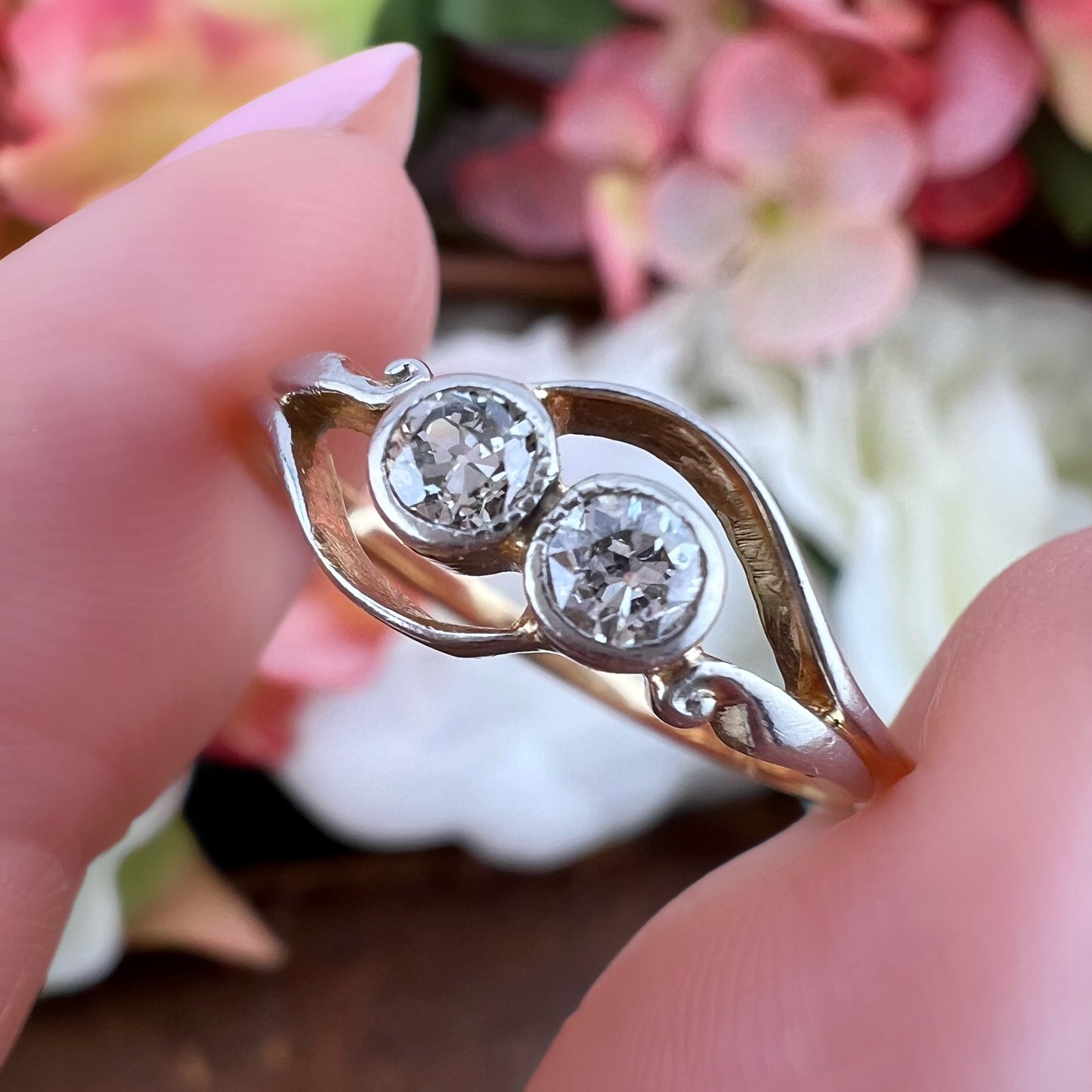 Anello antico in oro 18 e due diamanti – italia primi anni del Novecento