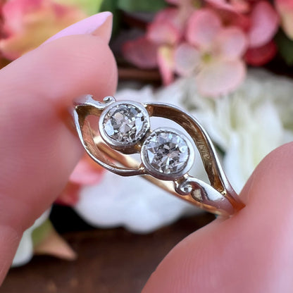 Anello antico in oro 18 e due diamanti – italia primi anni del Novecento