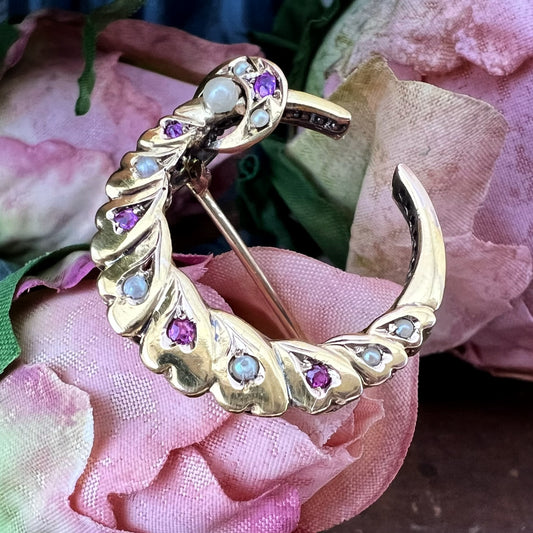 Spilla a Luna in Oro 18 Carati con Rubini e Perline – Primi del Novecento