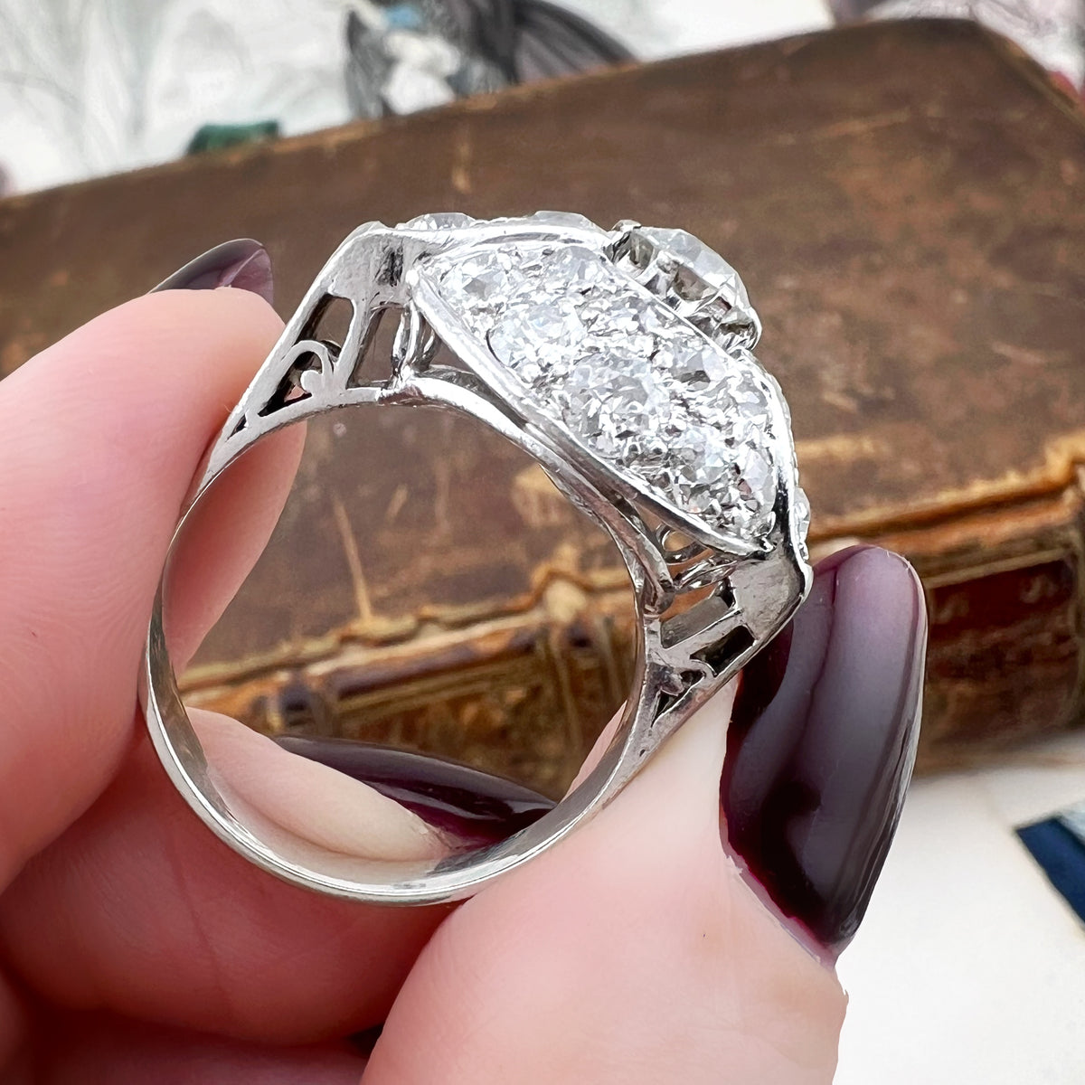 Anello a cupola Art Déco in platino con oltre 4 carati di diamanti – 1920-1940