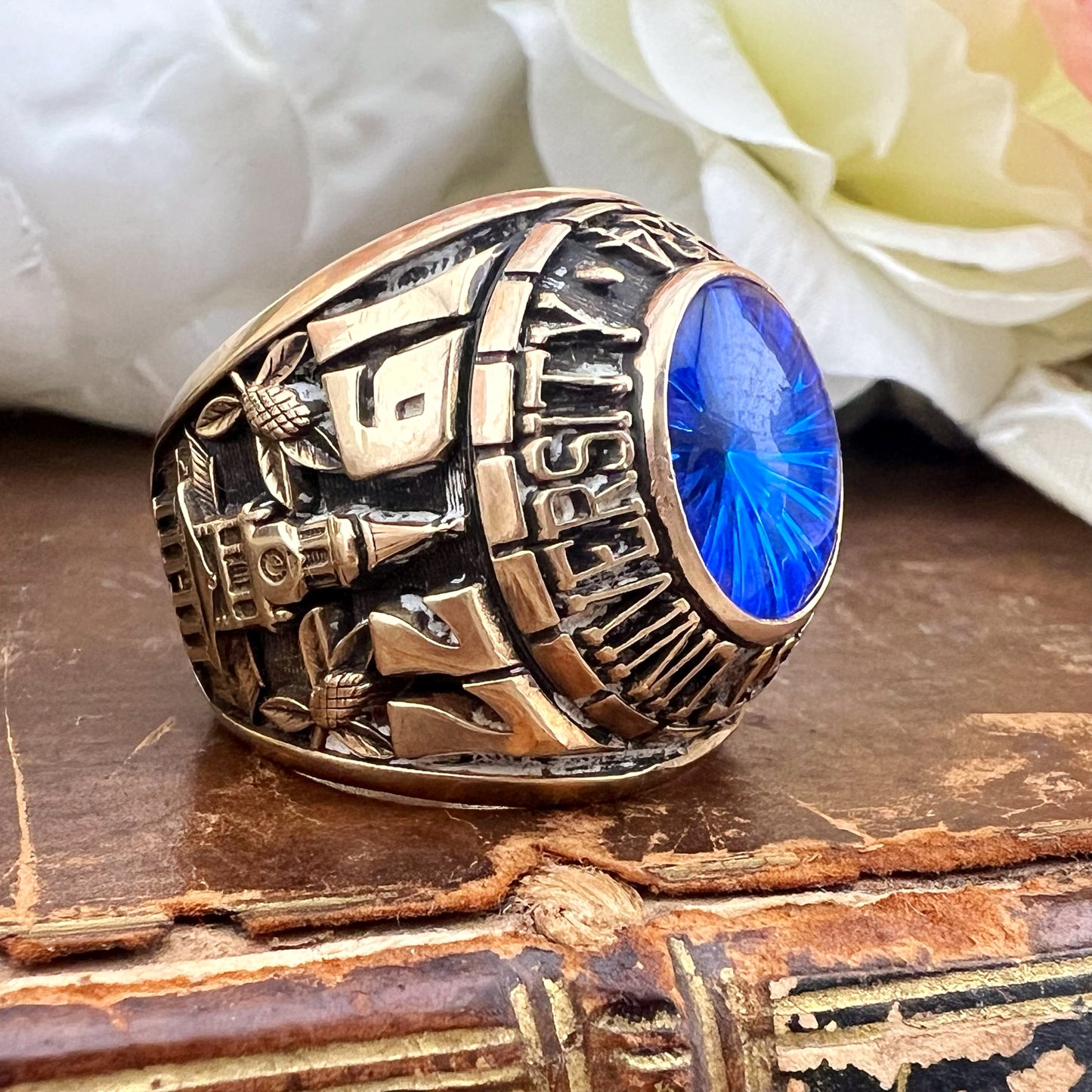 Voluminoso class ring in oro e spinello sintetico della Wake Forest University 1977