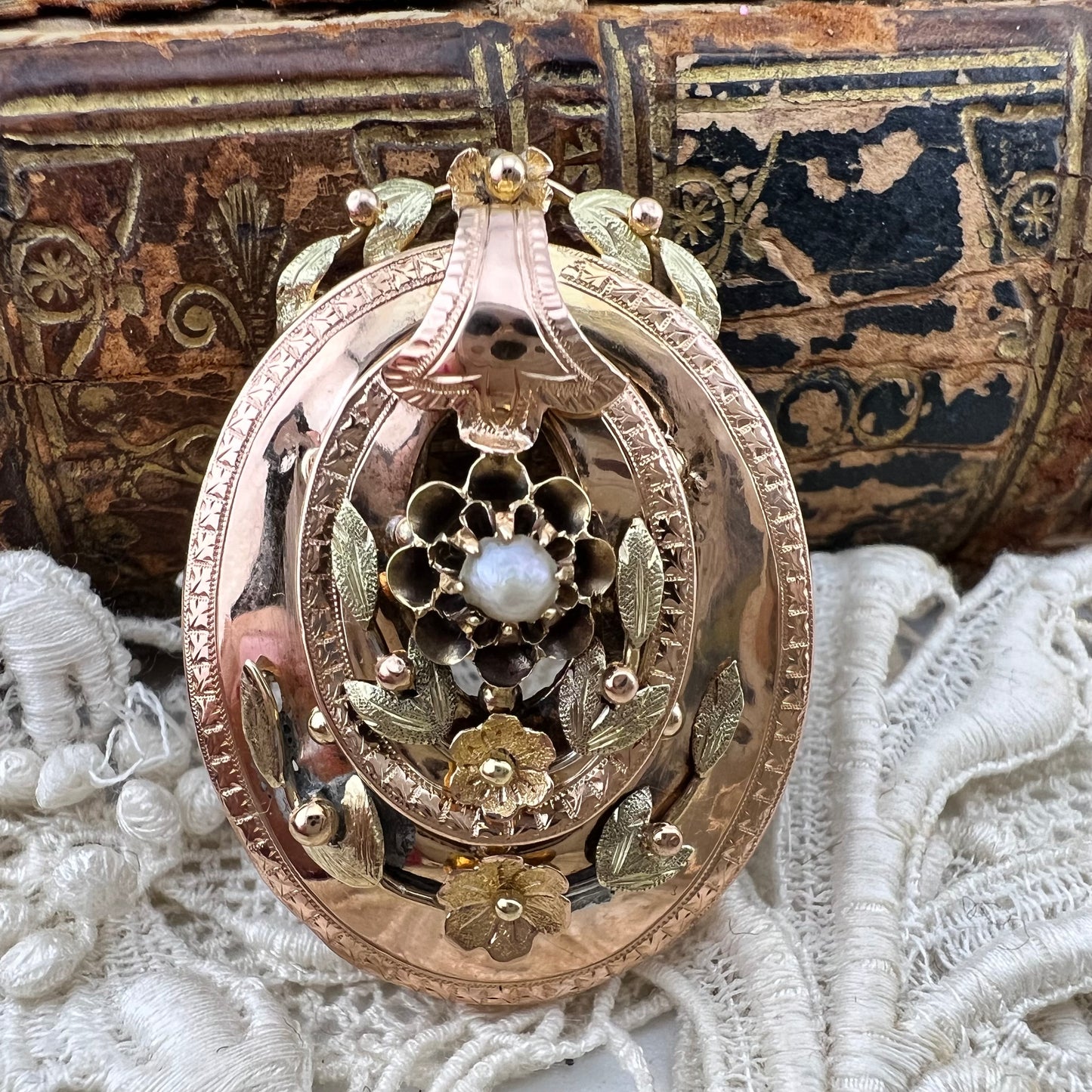 Pendente/spilla borbonico in oro giallo e rosa 18k con perlina centrale – Italia preunitaria, metà XIX secolo