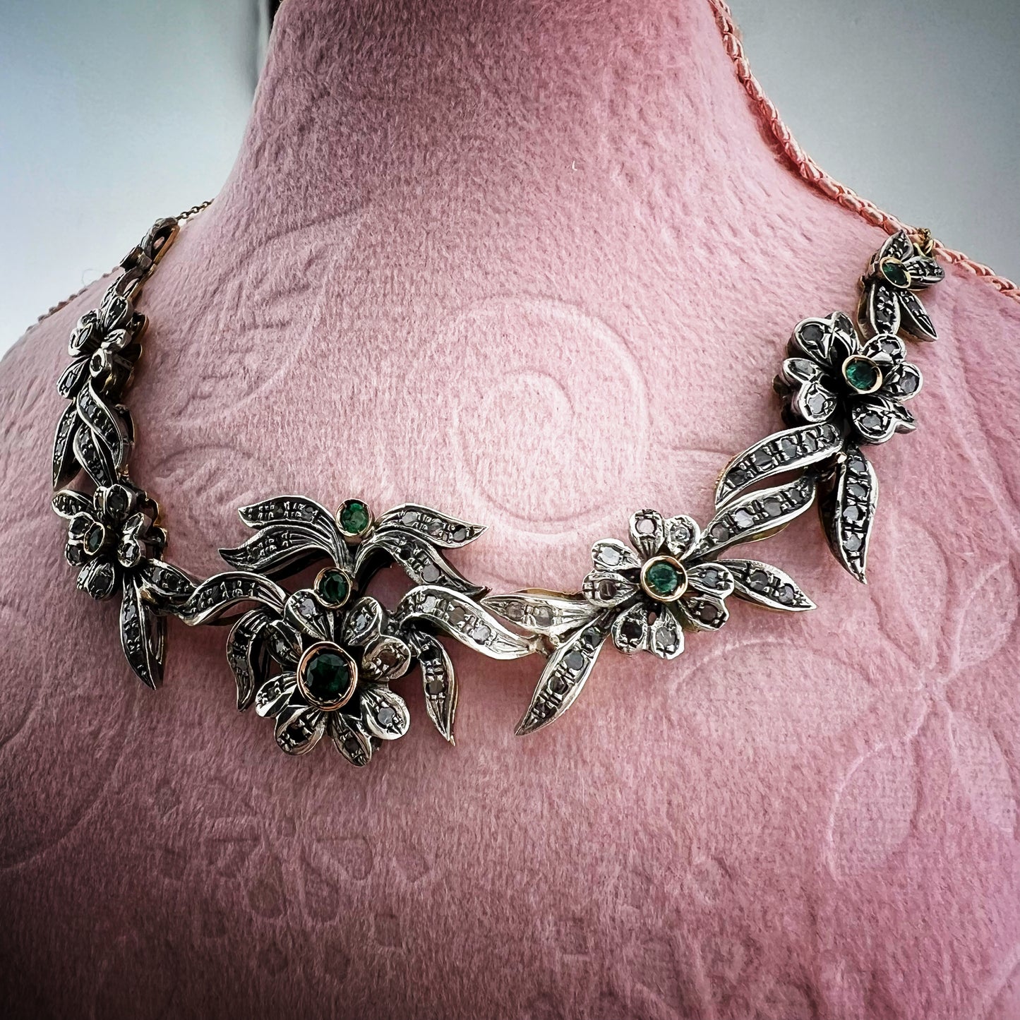 Antico collier in oro e argento con smeraldi e diamanti. Italia circa 1934-1940.