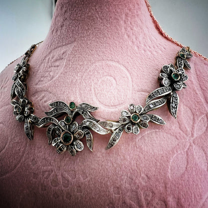 Antico collier in oro e argento con smeraldi e diamanti. Italia circa 1934-1940.