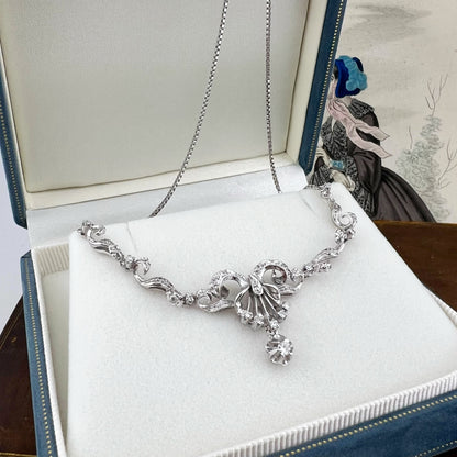 Collier in oro bianco 18k e diamanti a volute – Italia, circa 1950