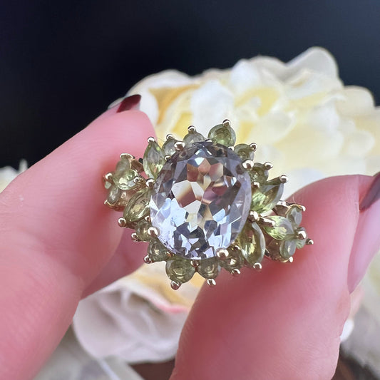 Anello con acquamarina centrale e fogliette di olivina in oro giallo