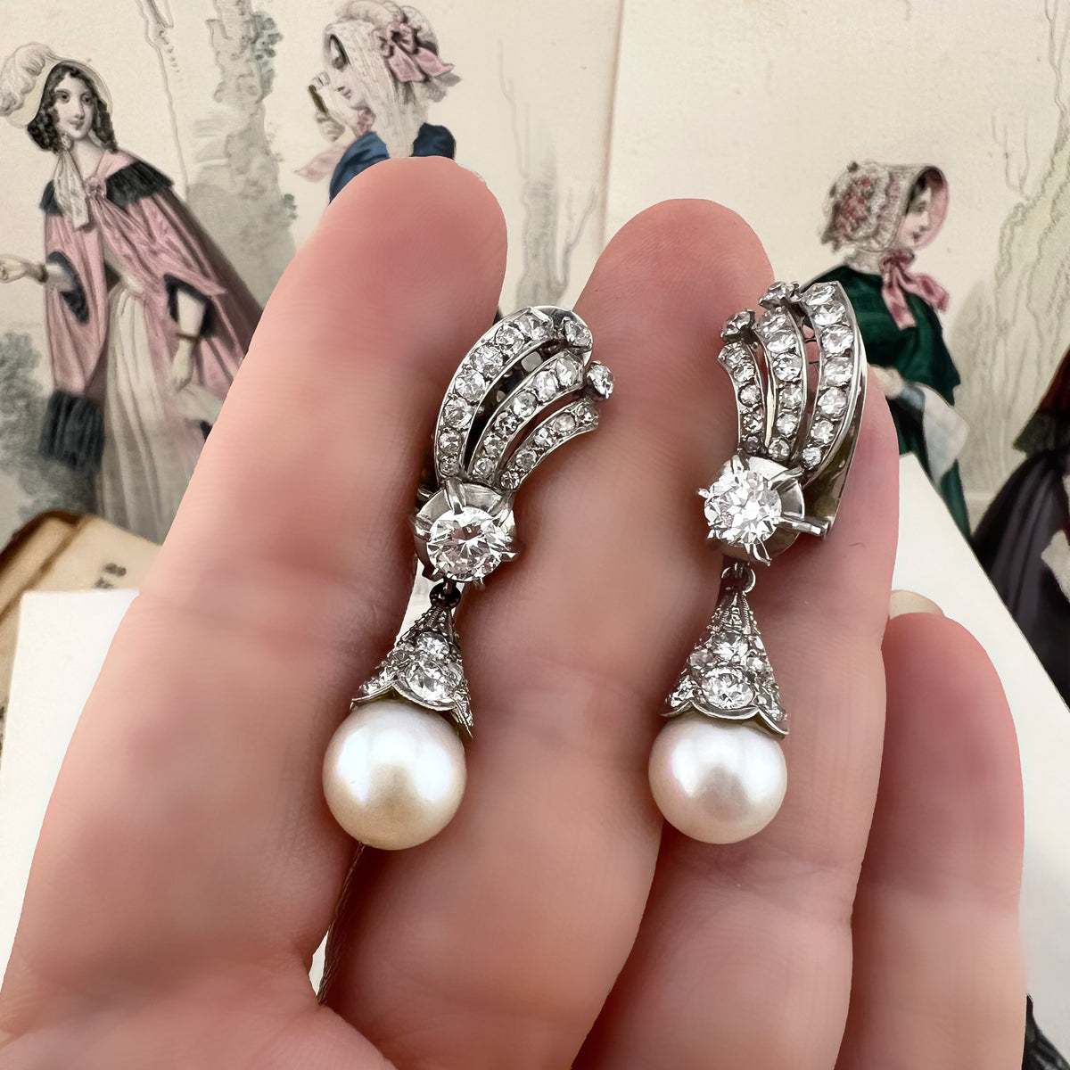 Orecchini Pendenti tardo Art Déco in Oro Bianco 18 ct con Diamanti e Perle Akoya