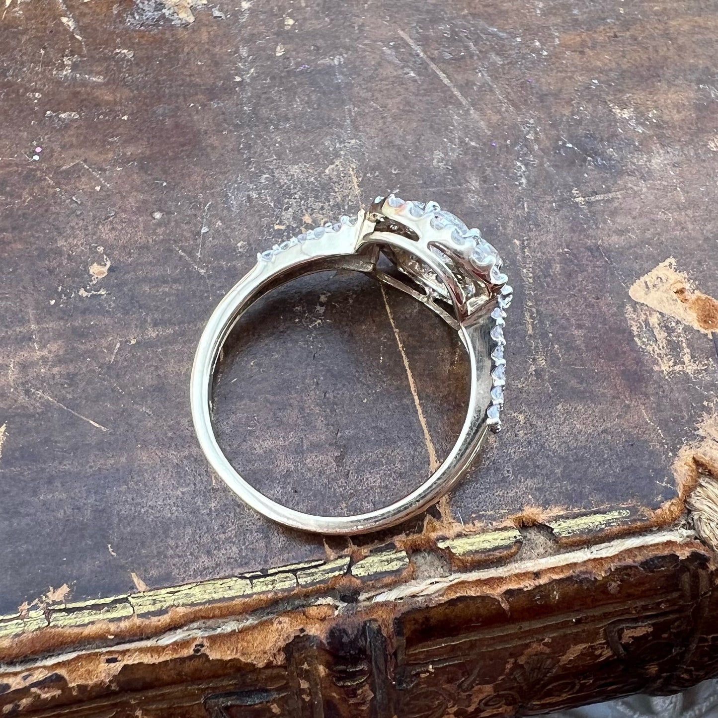 Anello modello Margherita con cornice di diamanti in oro