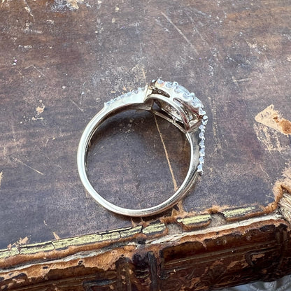 Anello modello Margherita con cornice di diamanti in oro