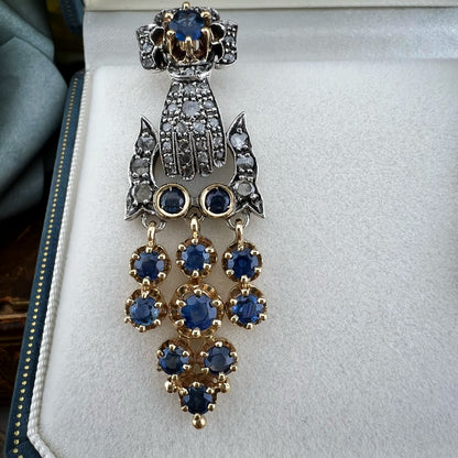 Orecchini pendenti vintage  “Mano con Borsetta a Frange” in oro, diamanti e zaffiri