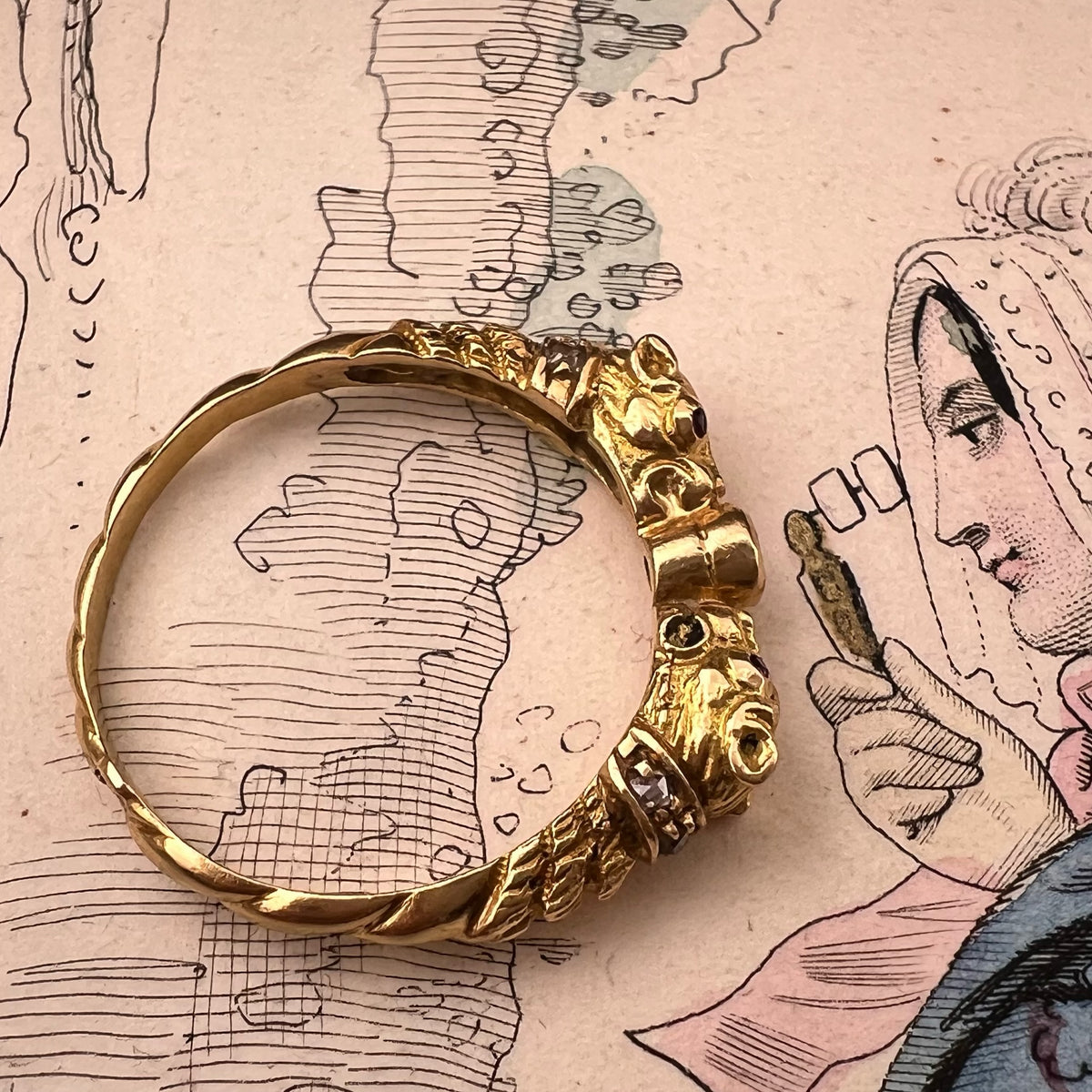 Anello anni ’30 con due felini, rubini e diamanti in oro 18K