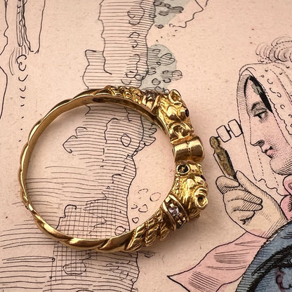 Anello anni ’30 con due felini, rubini e diamanti in oro 18K
