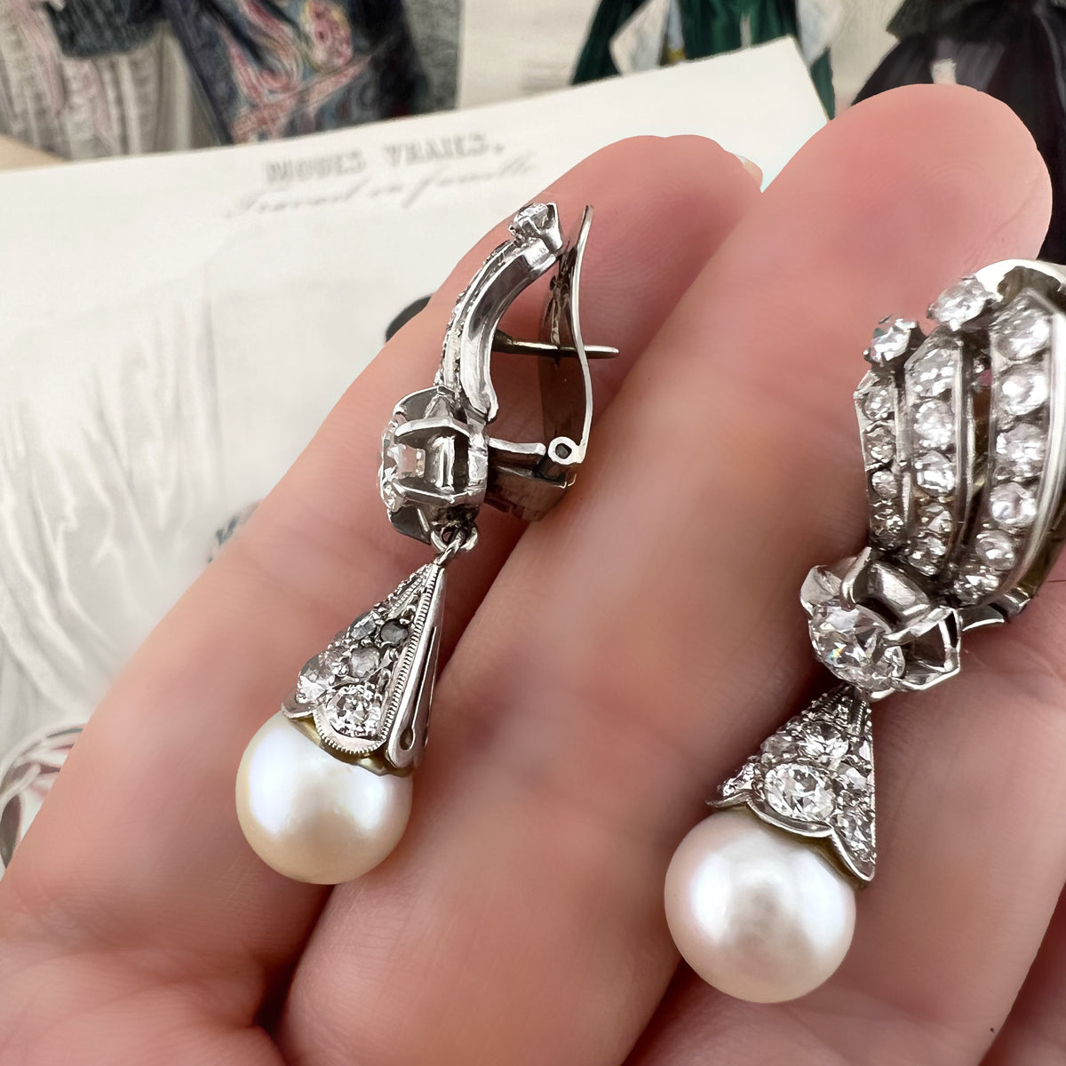 Orecchini Pendenti tardo Art Déco in Oro Bianco 18 ct con Diamanti e Perle Akoya