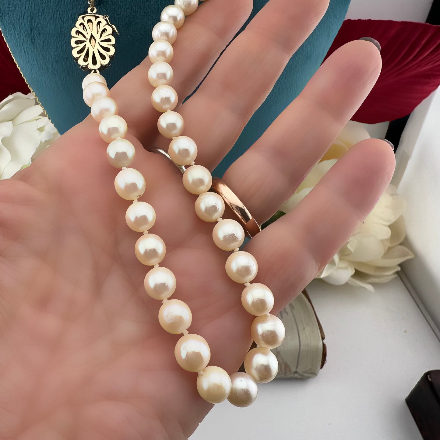 Collana perle akoya chiusura oro 18 e argento con zaffiro e diamanti. Italia c. 1940