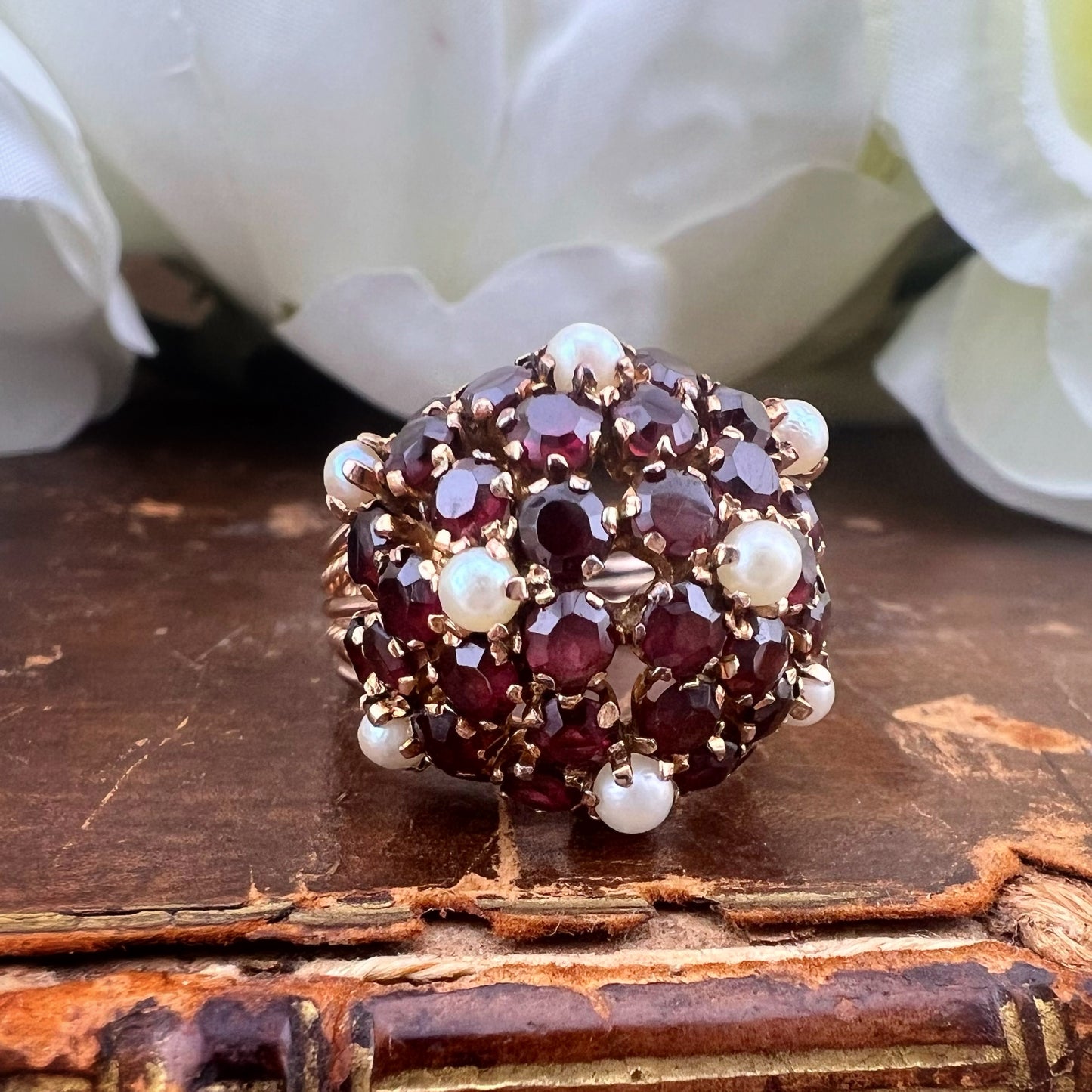 Anello vintage a cupola bombé con granati e perle – USA anni ’50