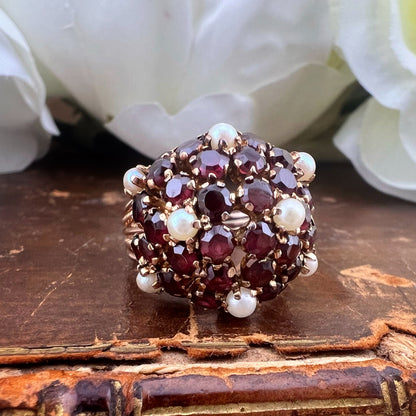 Anello vintage a cupola bombé con granati e perle – USA anni ’50