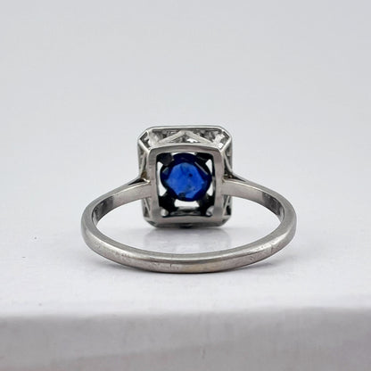 Anello Art Déco in platino con zaffiro e diamanti old mine – Europa, circa 1930