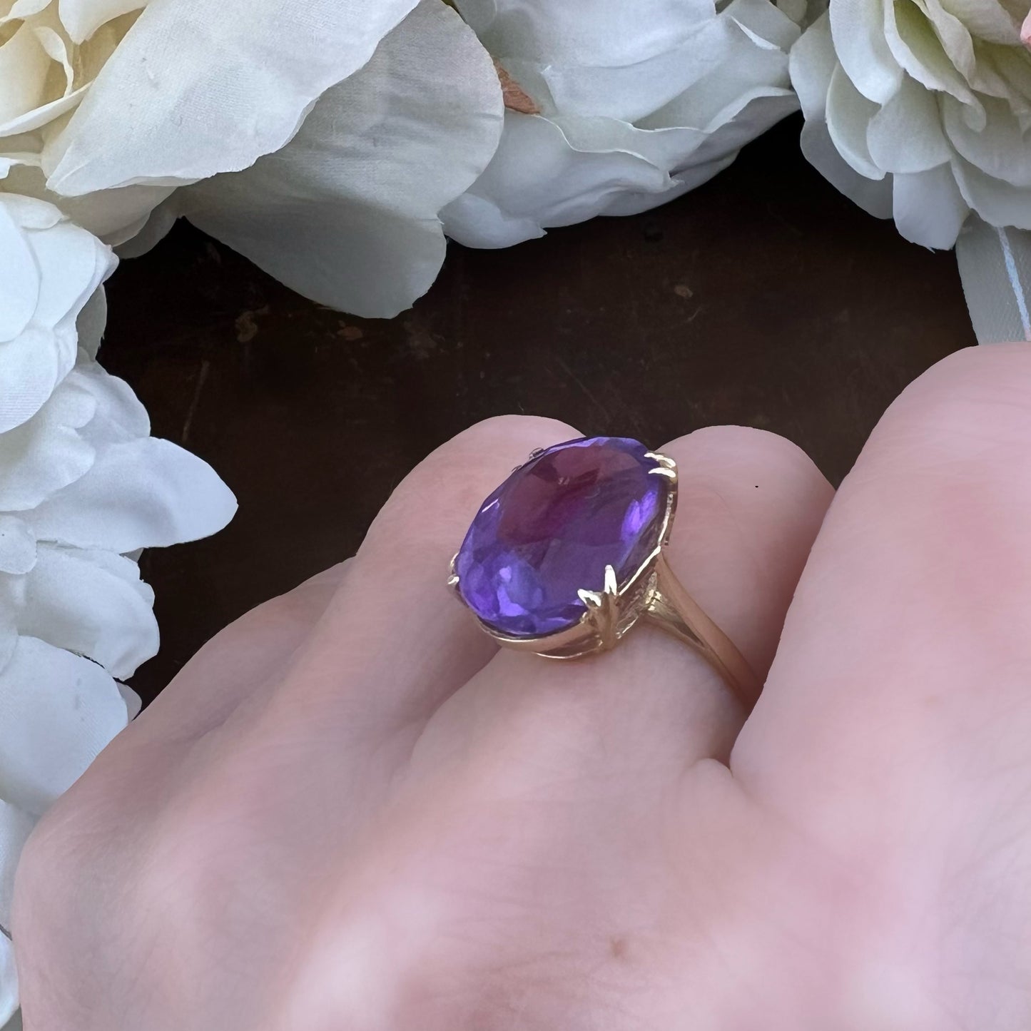 Anello cocktail in oro 9k con ametista taglio ovale ct 9.6, Inghilterra anni ‘60