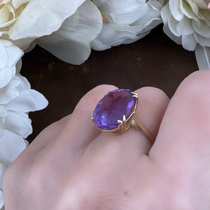 Anello cocktail in oro 9k con ametista taglio ovale ct 9.6, Inghilterra anni ‘60