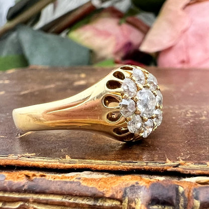 Anello margherita vittoriano con diamanti old mine e montatura Belcher, Inghilterra, 1890-1901