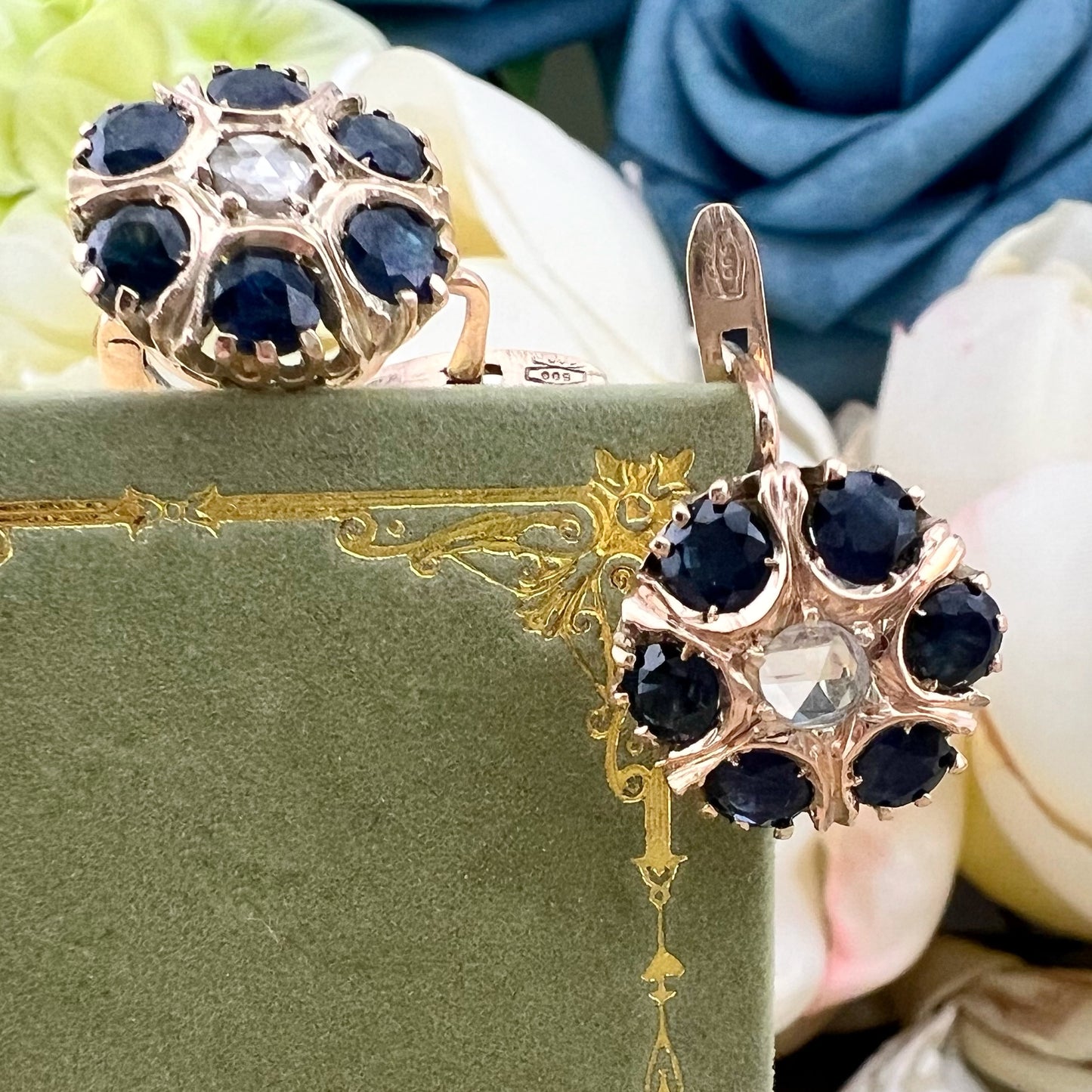 Orecchini a margherita in oro giallo con zaffiri e diamanti rosetta. Italia 1950 c.