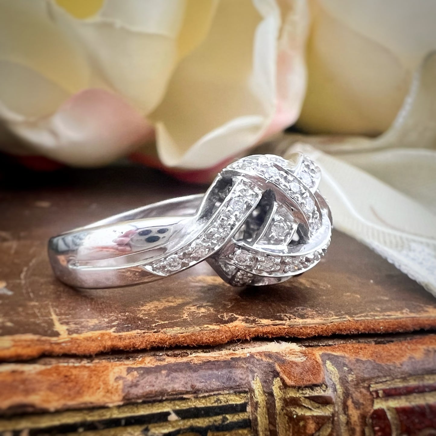 Anello Vintage Italiano “Nodo d’Amore” in Oro Bianco 18K con Diamanti