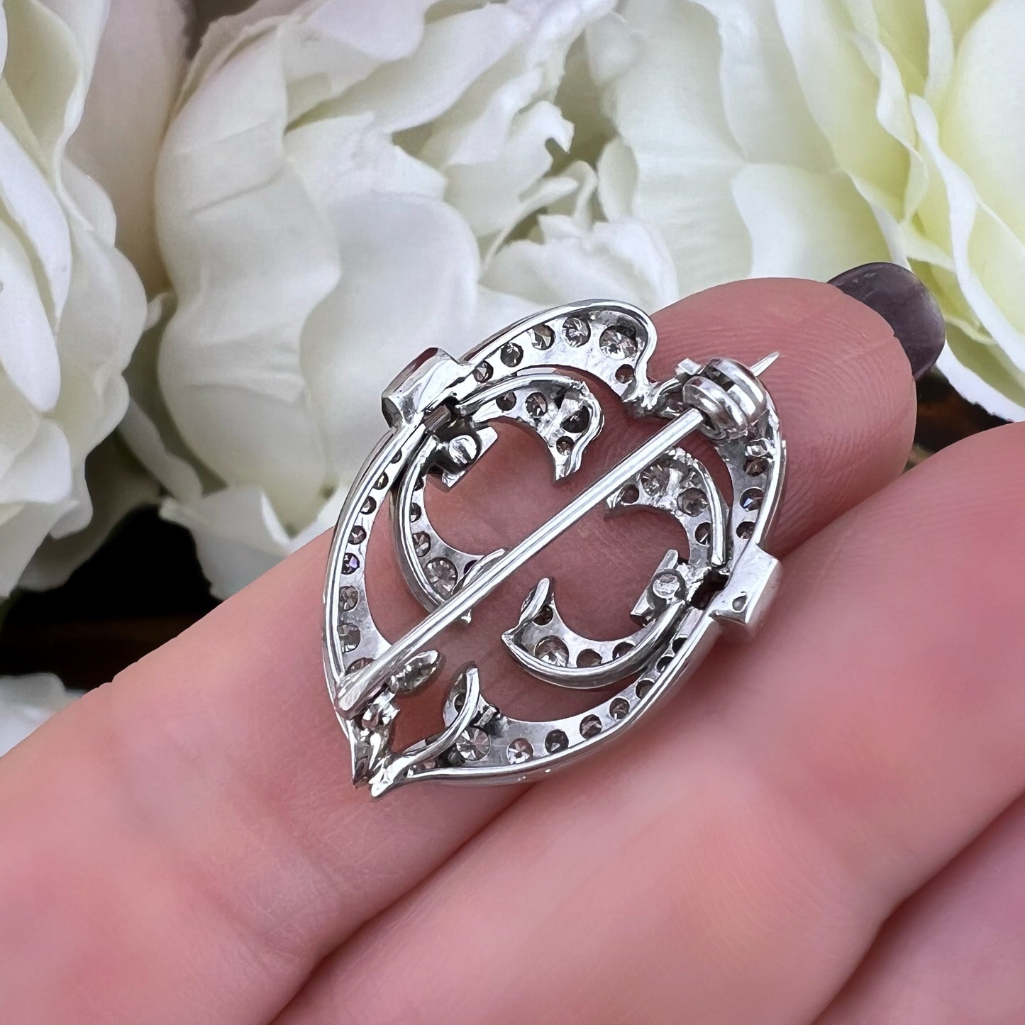 Spilla Art Déco in oro bianco 18 ct e 1 ct di diamanti raffigurante due uccellini stilizzati