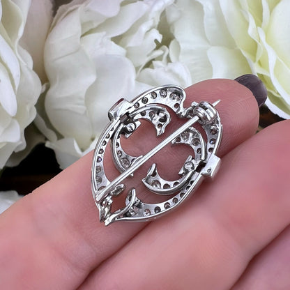 Spilla Art Déco in oro bianco 18 ct e 1 ct di diamanti raffigurante due uccellini stilizzati