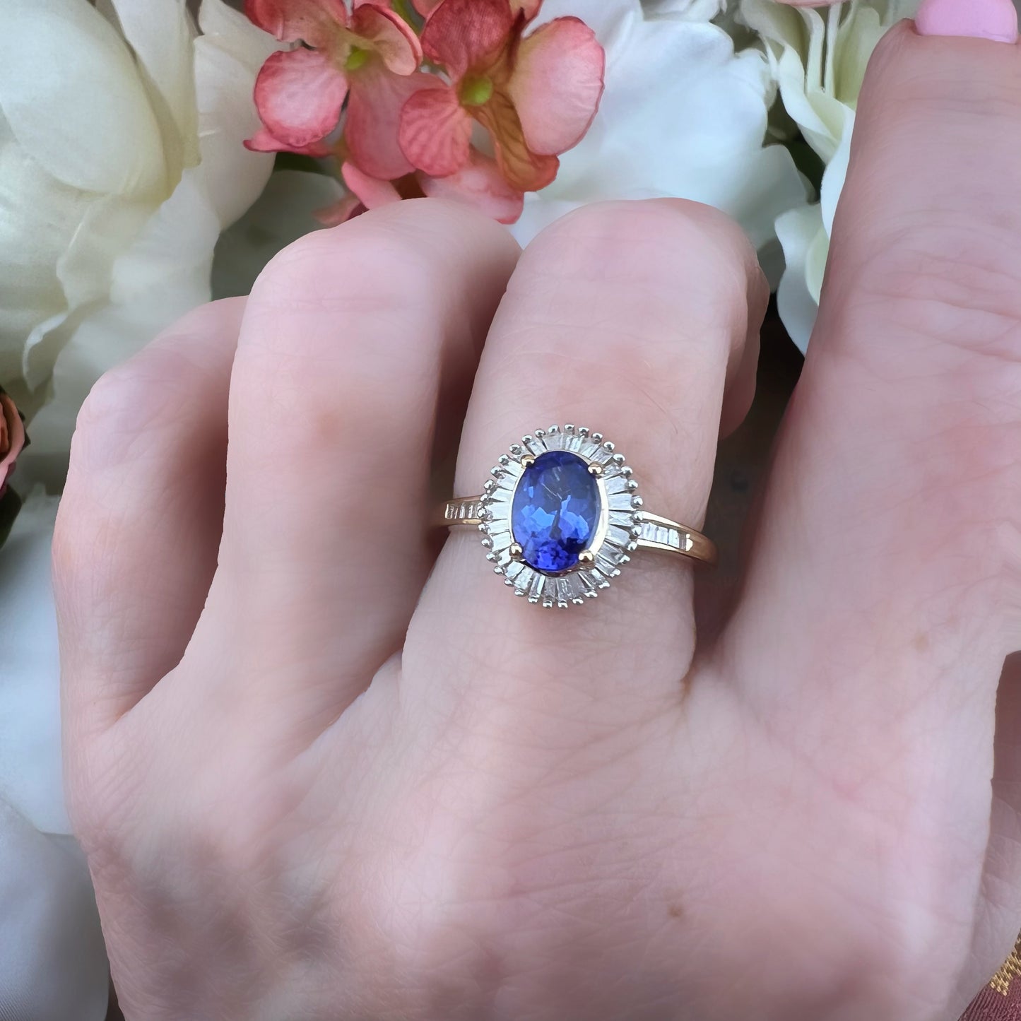 Anello vintage a margherita con tanzanite e diamanti baguette in oro giallo