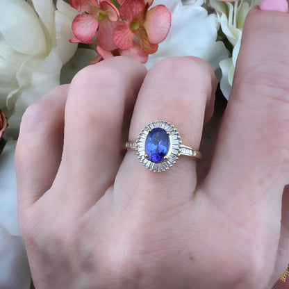 Anello vintage a margherita con tanzanite e diamanti baguette in oro giallo