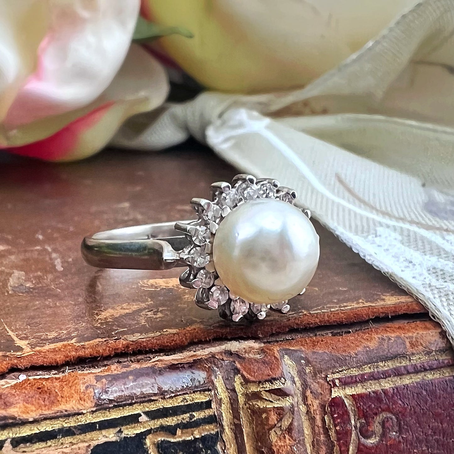 Anello con perla Akoya e diamanti anni ‘50-‘60 oro 18k