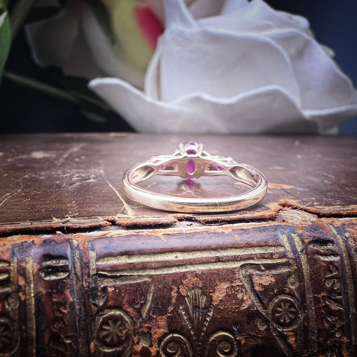 Anello inglese in oro rubino e diamanti c. 1980