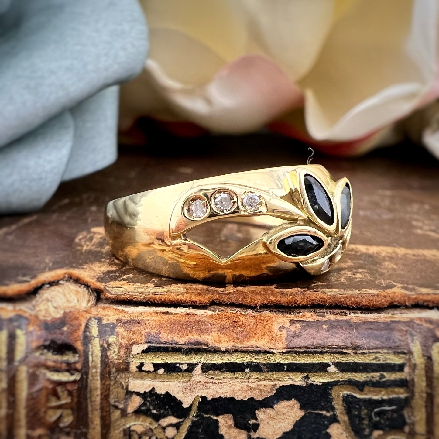 Anello italiano vintage a fascia in oro 750 zaffiri e diamanti