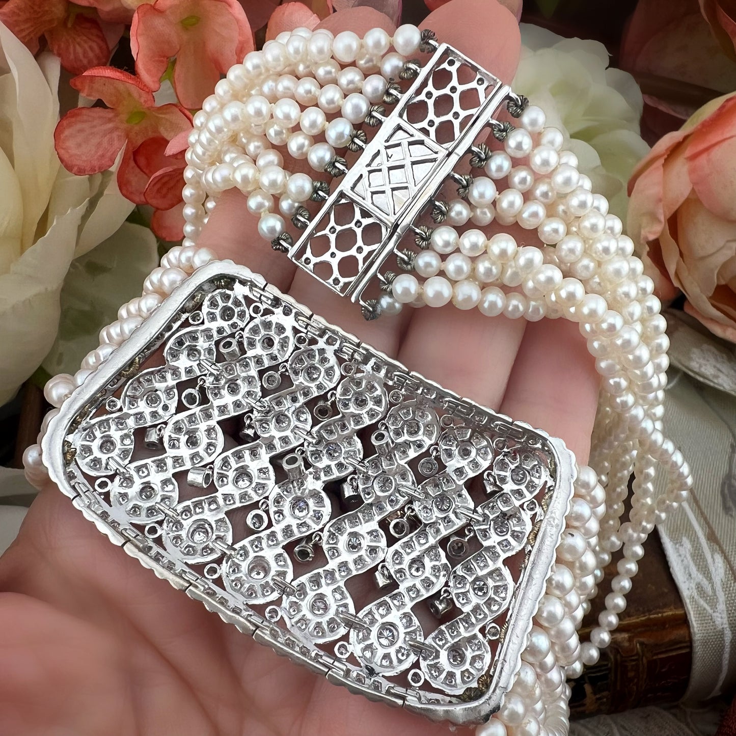 Importante collare con 7.95 ct di diamanti e 780 perle Akoya in oro 18k