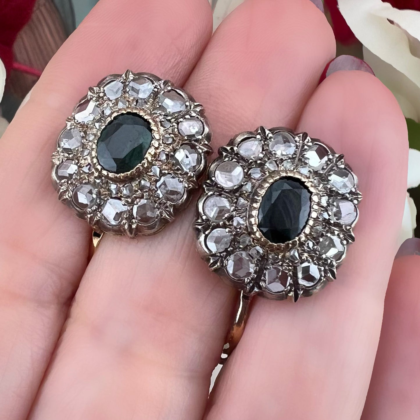 Orecchini margherita in oro/argento con zaffiri verde-blu teal e diamanti