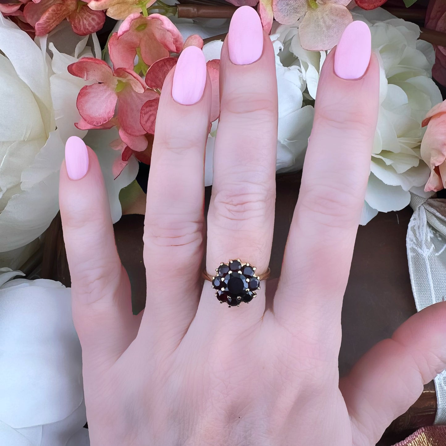 Anello margherita Vintage Inglese in Oro 18k con Granati